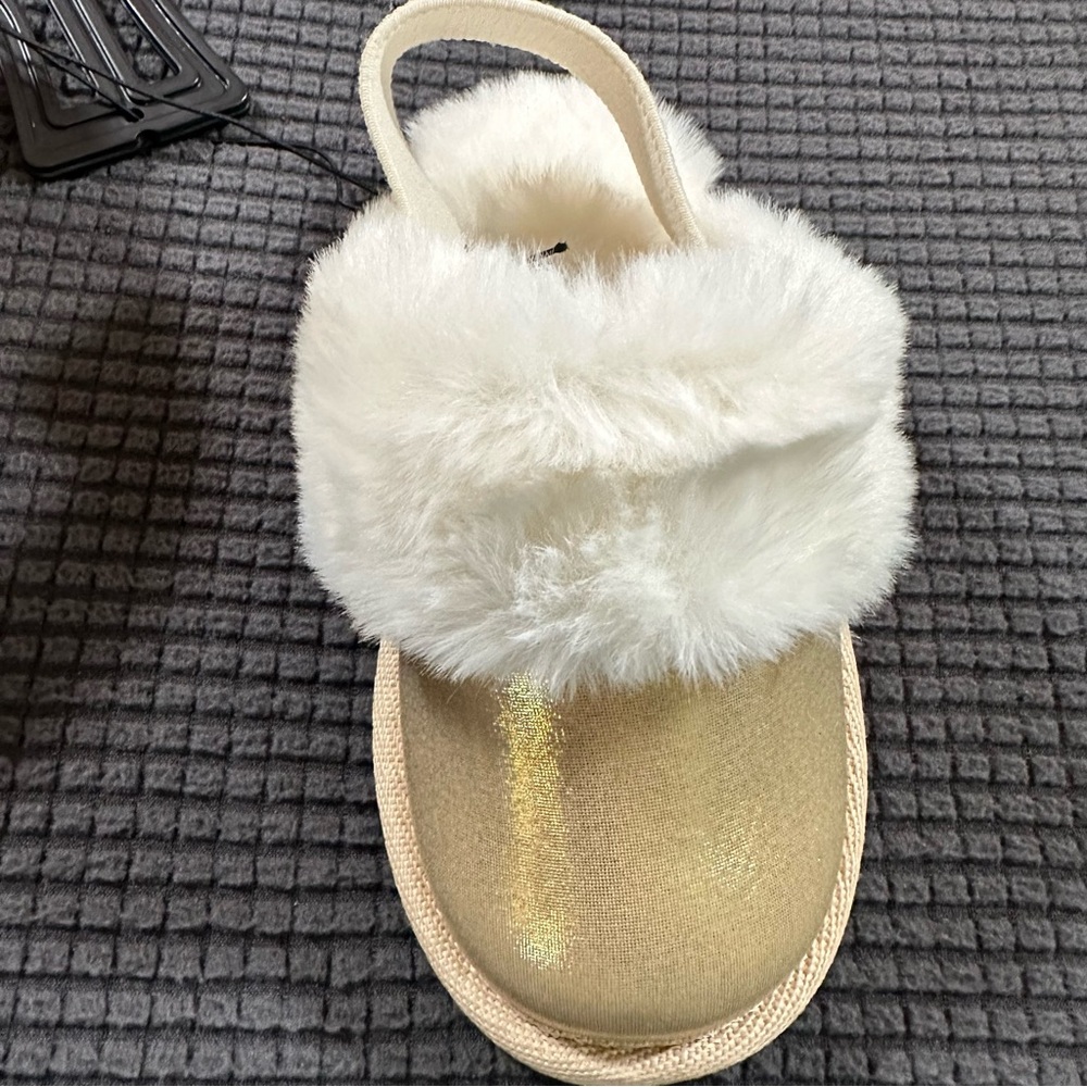 Girls Gold Faux Fur Scuff Slippers Size 9 10 Holiday Time Soft Sole - Picture 4 of 4